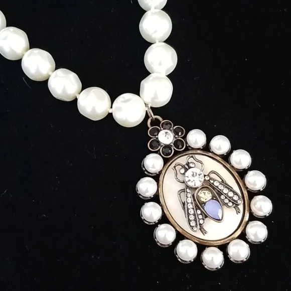 Hand Crafted Baroque Glass Pearl Queen Bee Pendant Necklace - Picture 4 of 12